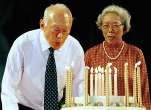 Mr. Lee celebrating his seventy seventh birthday with his wife, Kwa Geok Choo, on September 16, 2000. (Photo: Edward Wray, Associated Press)